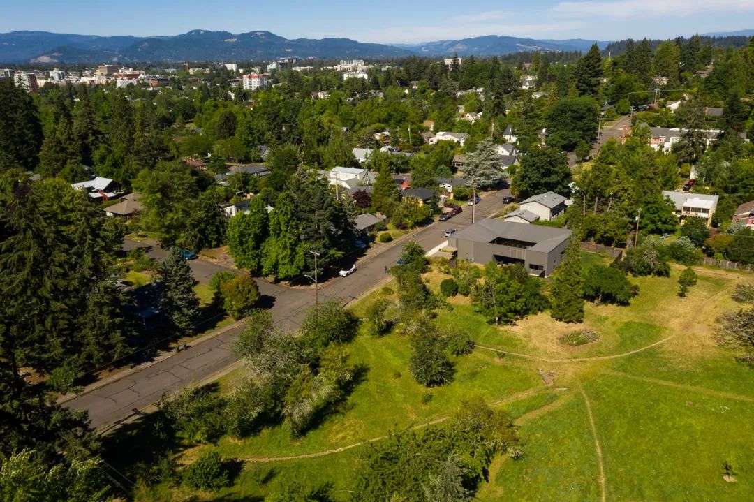 業主希望在「Madison Meadow」附近建造一座住宅，尊重「Madison Meadow」的特色，同時為社區帶來更大的價值