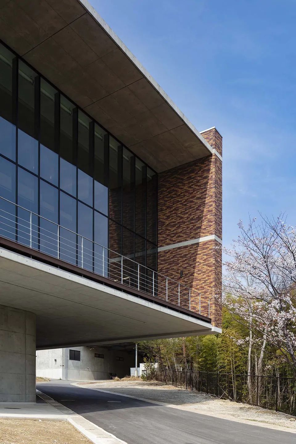立面的磚瓦材質 京都大學桂圖書館／岸和郎+ K.ASSOCIATES/Architects