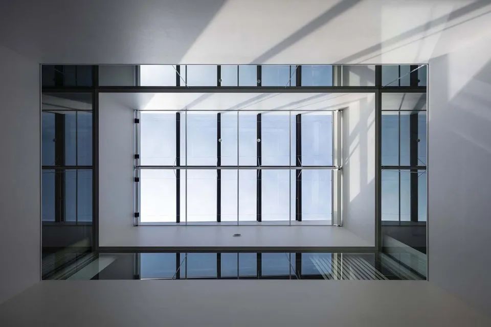 天窗引入自然光 京都大學桂圖書館／岸和郎+ K.ASSOCIATES/Architects
