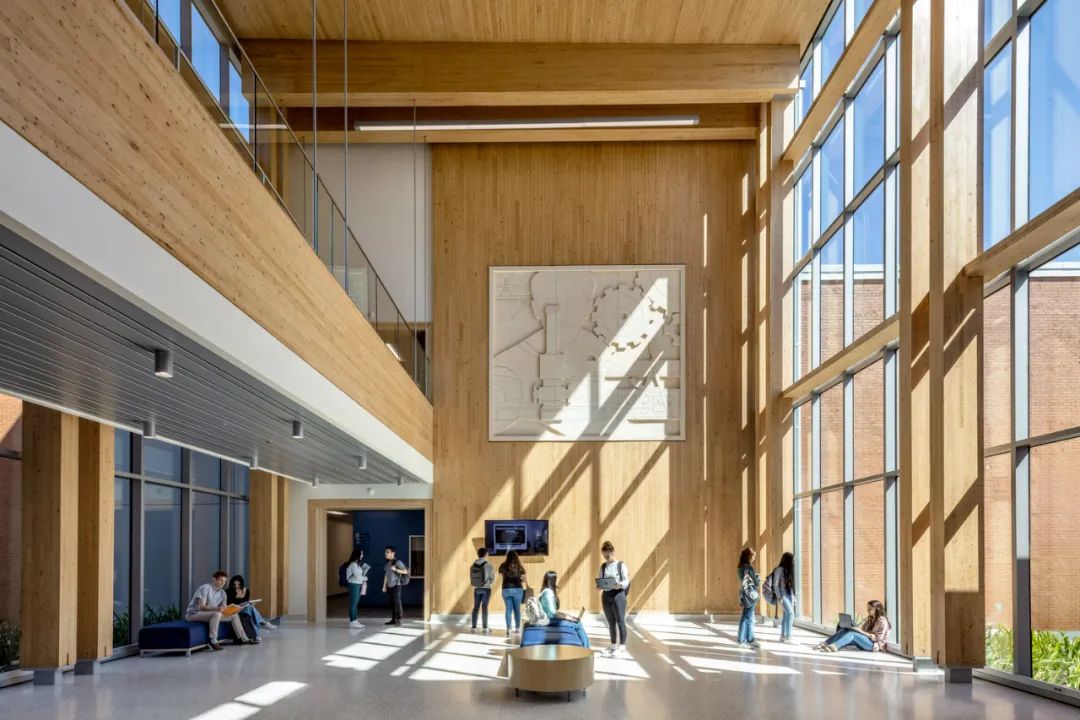 位於德州的San Jacinto College Anderson-Ball Classroom教學大樓是一座佔地 122,000 平方英尺的木構建築