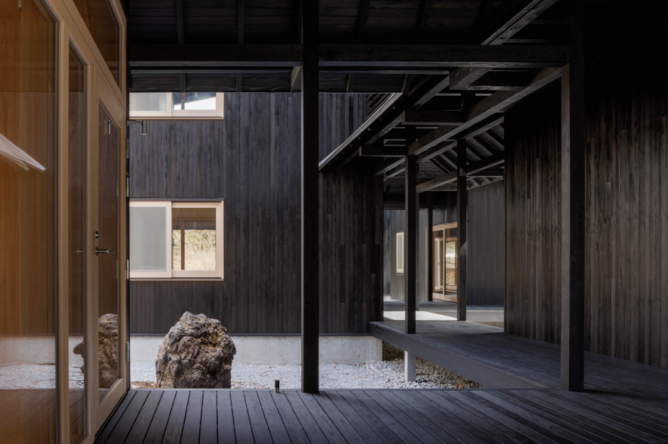 輕井澤Shishi-Iwa House的SSH No.03以日式廊台（緣側）為主軸，環繞著10間樓閣與庭院，充滿日式庭園的靜謐氛圍，成為賓客靜心冥想的場域