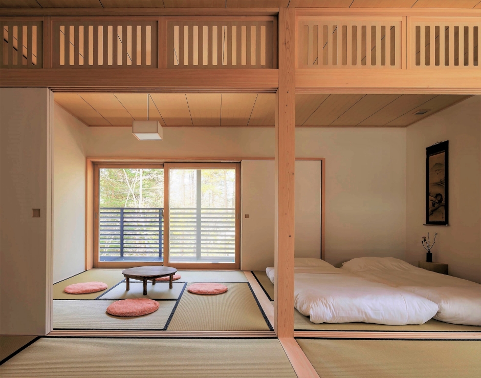 輕井澤Shishi-Iwa House提供多樣化的客房選擇，包含洋式和和式房型。其中，和式房型以傳統日式風格為主，配合現代設計，打造出獨特的環境。圖中展示的是酒店的和式客房，以簡潔的設計風格為主，不但讓人感到舒適自在，更能深刻體驗日本文化精髓之處
