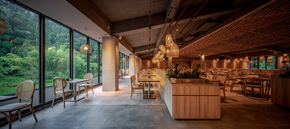 溪頭福華渡假飯店_雲杉樓 團隊於餐廳裝設大片落地窗，將戶外綠意引入室內。（圖片提供：VAL發生建築、原間影像-朱逸文）