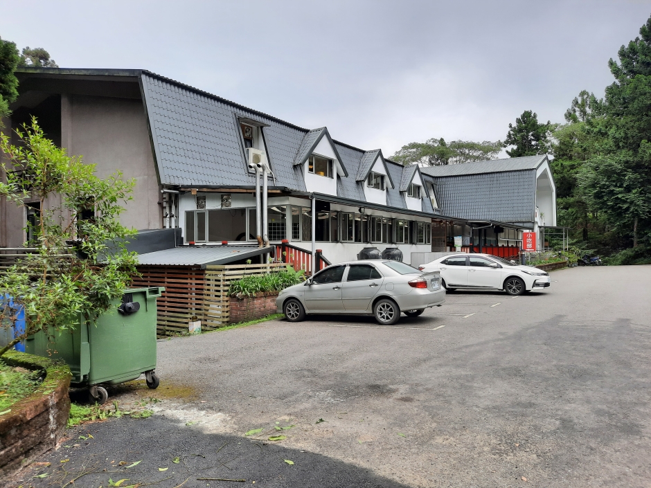 在VAL發生建築的設計介入前，廣場僅作為停車場使用 雲杉樓