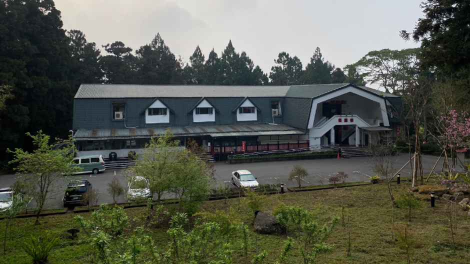 在姜宇捷和江中健改建前的雲杉樓,外觀相對封閉且缺乏與環境連結,像是被繁茂的森林所圍繞的長型水泥盒,雲杉樓為一地上兩層、地下一層的長型建築,最大特色莫過於獨特的斜屋頂,頗具森林度假小屋意象
