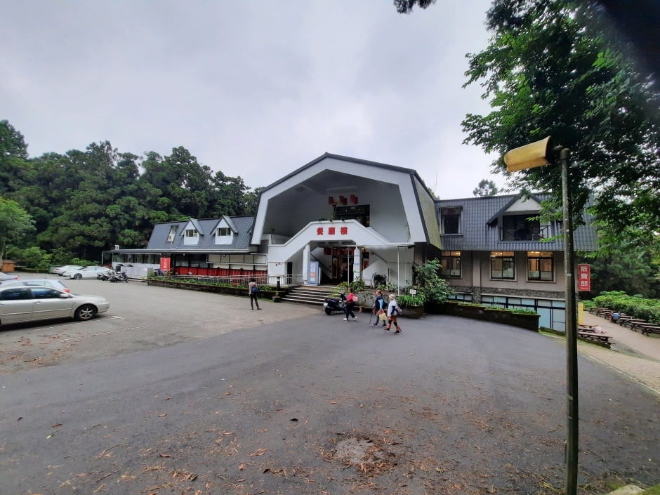 溪頭福華渡假飯店_雲杉樓 在VAL發生建築改造前，「雲杉樓」可被形容為一個錯置在高山林間的水泥盒