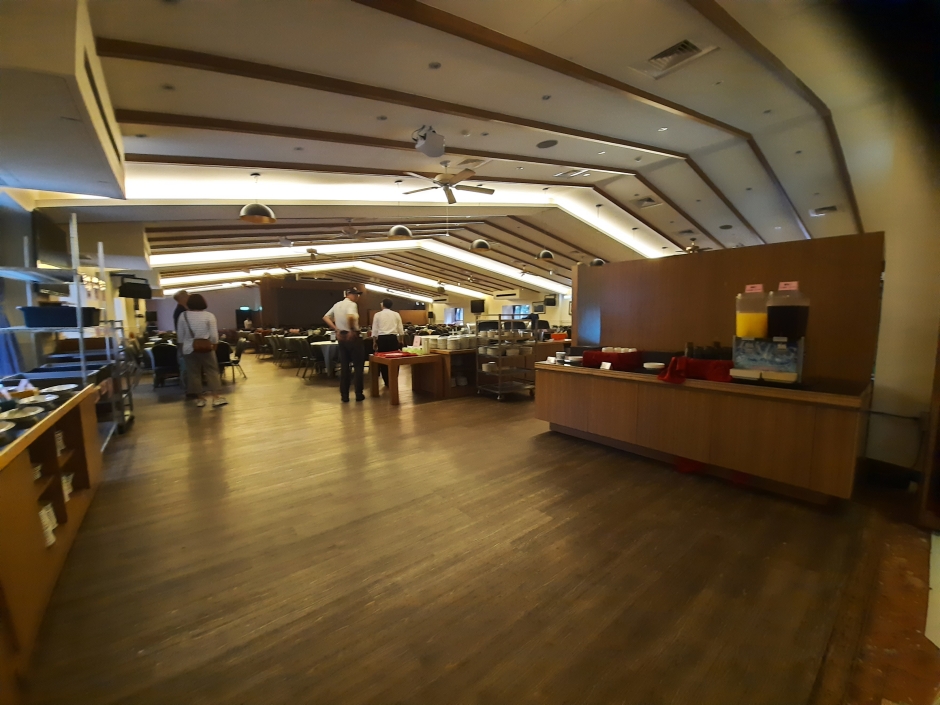 雲杉樓二樓餐廳原本因窗戶規劃不善,無法欣賞戶外美景,打破那道矗立於人們及環境間的牆,便是VAL發生建築團隊面臨的首要課題