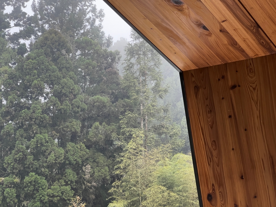雲杉樓所用之杉木均取自當地，實踐永續減零淨碳的精神