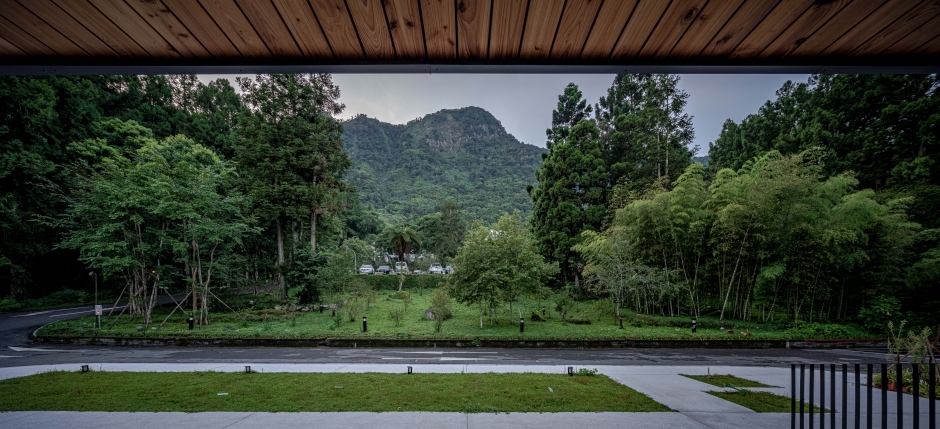 在雲杉樓用餐，朝東可飽覽中央山脈秀麗群巒，往西可欣賞日落漸漸沒入松樹林間