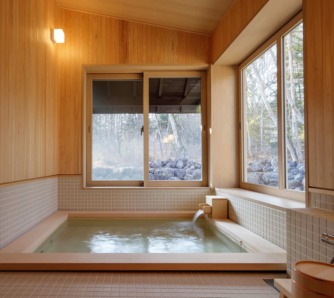 輕井澤Shishi-Iwa House結合了日式和現代設計元素，其特色之一便是擁有充滿HINOKI日本扁柏芬芳的空間。不僅建築中使用了日本扁柏，洗浴設施中也加入了HINOKI日本扁柏製成的浴池，讓客人沉浸在溫暖的木香中，享受身心放鬆