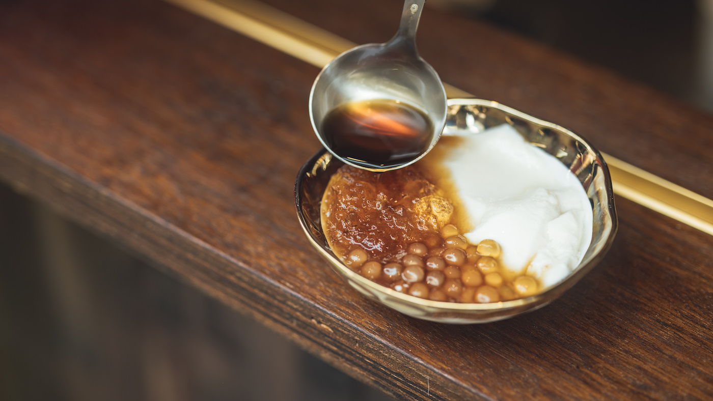 鹹辣豆花是Yoshi童年的回憶之一,當年他常常享用媽媽從豆腐店買回的「寄せ豆腐」,再淋上辣椒油,美味在口中綻放