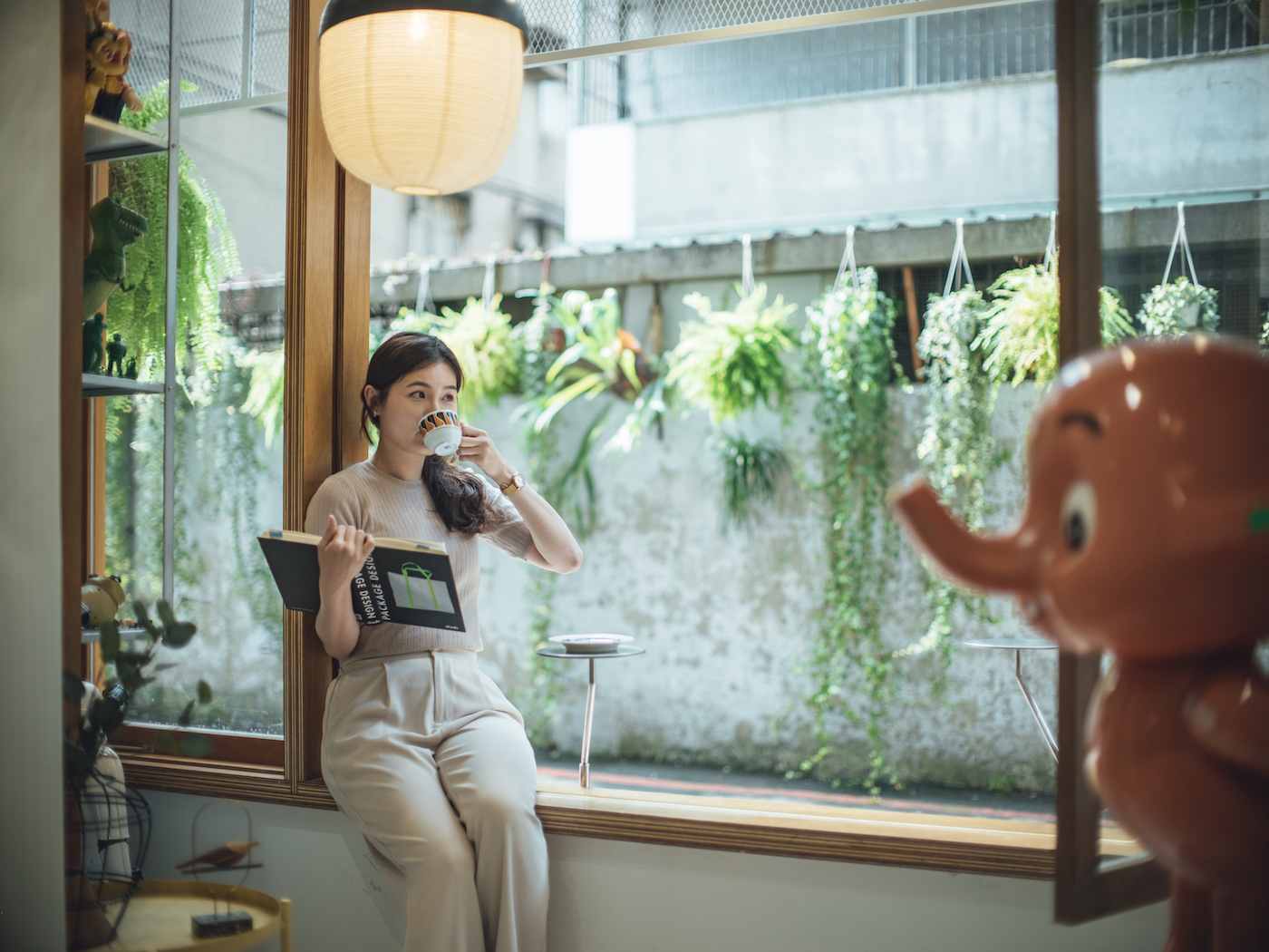 「Goro Goro Coffee」名字的靈感，來自於日語中表示「悠閒放鬆」的「ゴロゴロ」，張貢丸希望所有來店的客人，都能在此輕鬆地享受他們的咖啡，讓人即使有些廢，也能在這裡找到放鬆的感覺，盡情地做自己