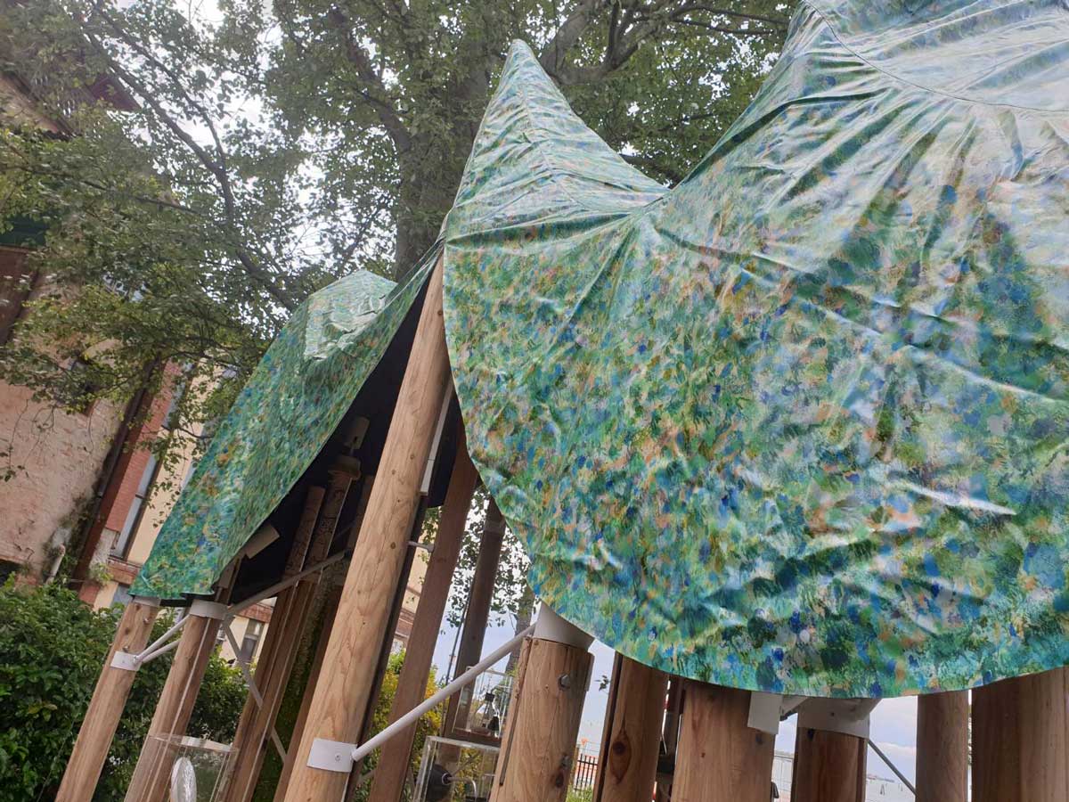 策展人方新樵稱，循環茶事屋頂是為了「再現台灣山林地景」。然而，對眼前那塊覆蓋著迷人圖案的綠布，網友調侃它就像「阿嬤的綠色洋裝」