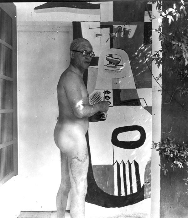 勒·柯比意 (Le Corbusier) 在艾琳·格雷 (Eileen Gray) 的 E.1027 繪製他的一幅壁畫 / Photo: Courtesy of Foundation Le Corbusier / Artists Rights Society, NY