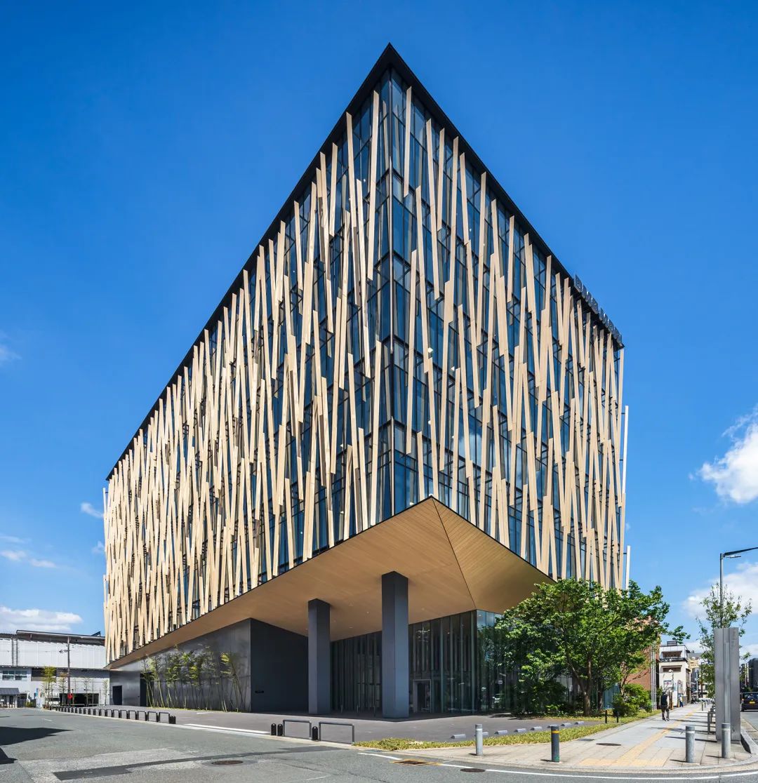 東南側外觀，隈研吾建築都市設計事務所使用3D組合的立體木紋鋁格柵來包覆建築物立面　DMG Mori Nara Product Development Center DMG森精機奈良商品開発センタ Kengo Kuma 隈研吾建築都市設計事務所
