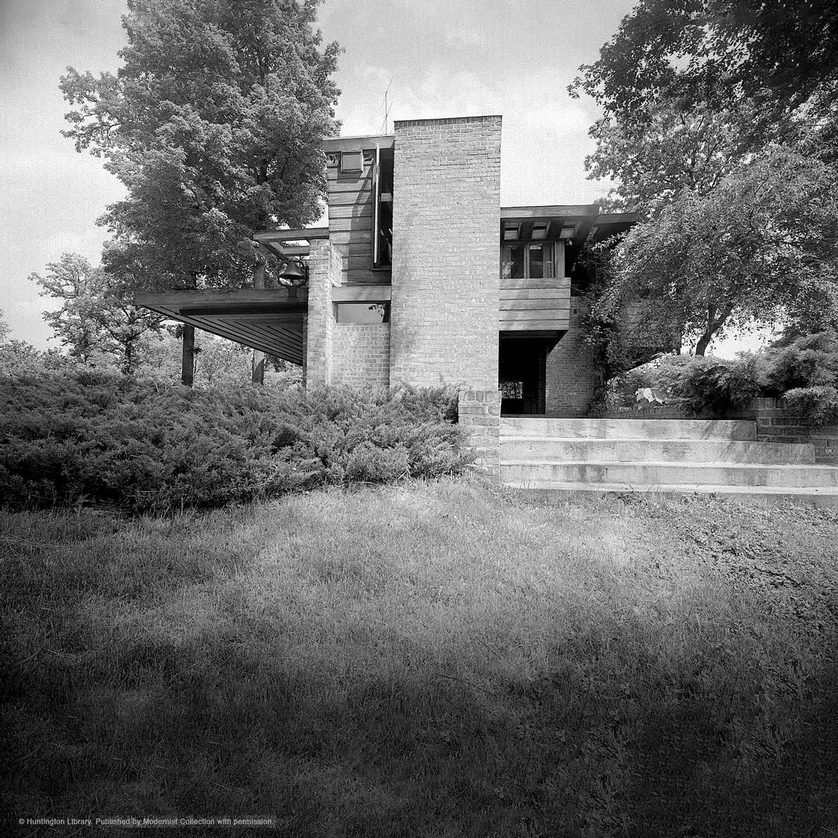 471224633 1939 年,法蘭克·洛伊·萊特(Frank Lloyd Wright)為伊利諾伊州一位報紙編輯設計了這座規模適中的「尤索尼亞」(Usonian)住宅。這座兩層樓的勞埃德·劉易斯住宅(Lloyd Lewis House)至今依然矗立,並被列入國家史蹟名錄(National Register of Historic Places)。 (攝影師:梅納德·L·帕克(Maynard L. Parker)。圖片來源:加州聖瑪利諾市亨廷頓圖書館。)