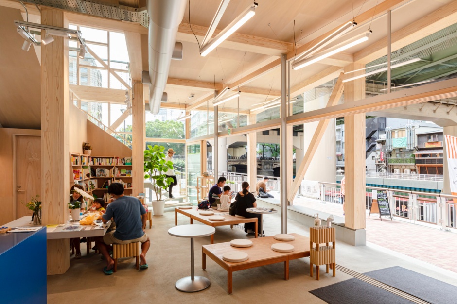 大阪「β本町橋」的多元空間使用與活動舉辦 「β本町橋」結合了辦公室、書店、餐飲、共享空間以及水上運動等多元空間