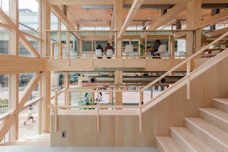 負責β本町橋空間設計的是日本建築工作室Masahiko Inoue / MIST和高橋勝建築設計事務所（Masaru Takahashi Architects），觀察到這個基地周圍都是鋼筋混凝土，為了讓這個充滿創意的空間呈現出友善、溫潤的氛圍，他們決定使用木構打造出一個充滿自然紋理的空間