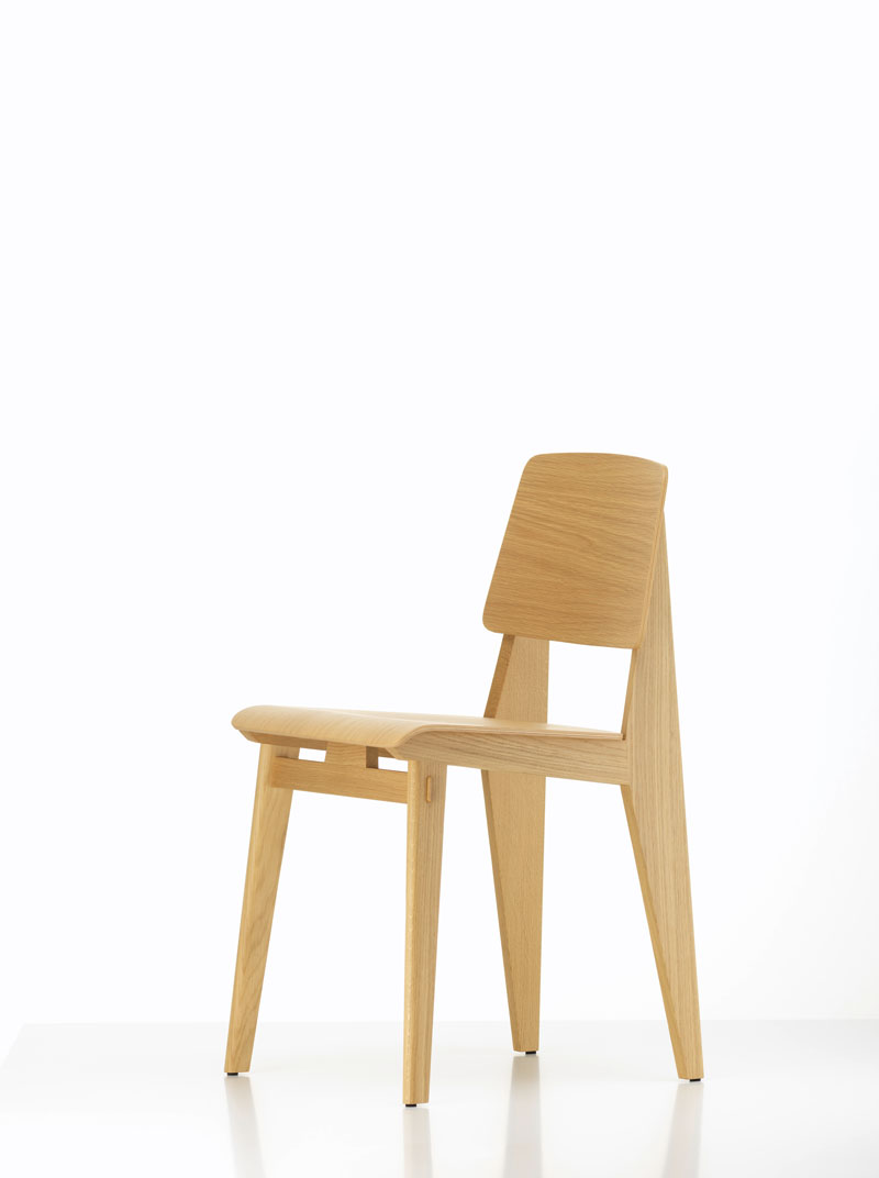 受到二次世界大戰期間因金屬物料短缺影響，Jean Prouvé 使用木材取代金屬製椅腳，設計出了首張全木製的 Chaise Tout Bois 標準實木椅