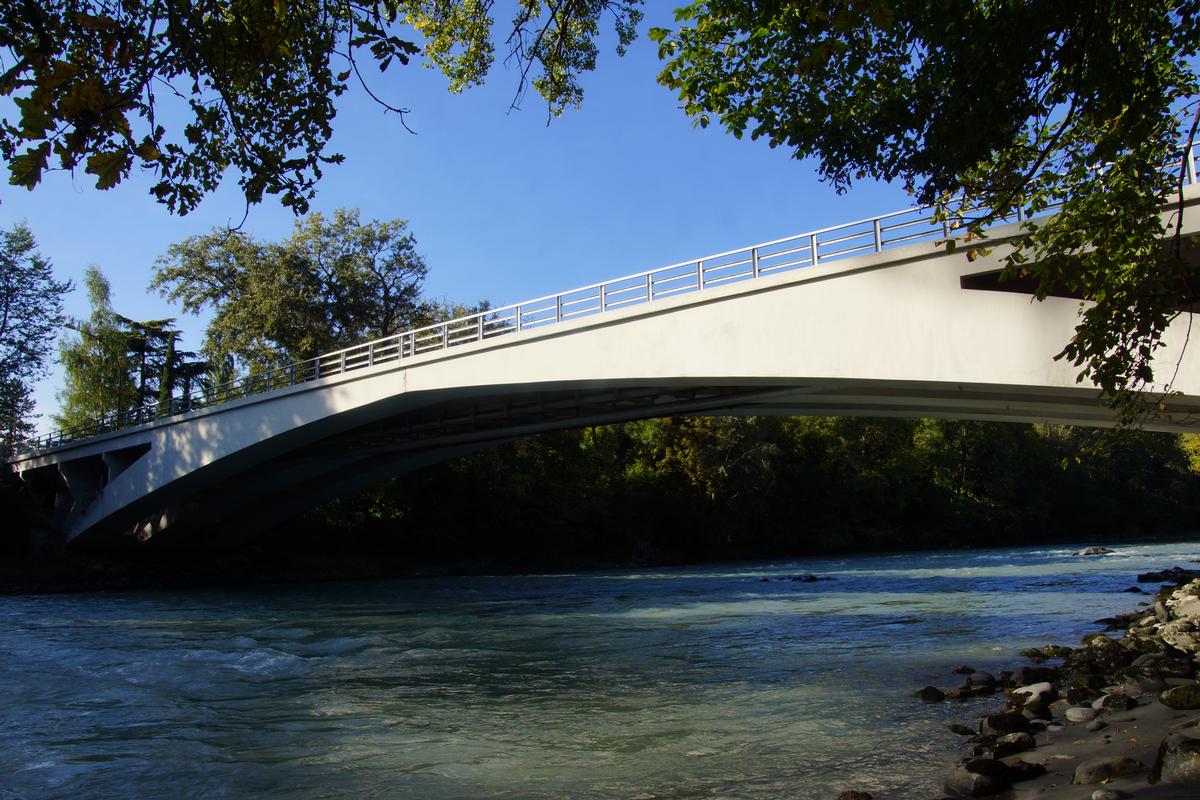 瑞士土木工程師Robert Maillart設計的阿爾沃橋（Arve Bridge，1937）以鋼筋混凝土塑造對應剪力變化的X形彈性板支柱，其屹立的姿勢有如古希臘的神。