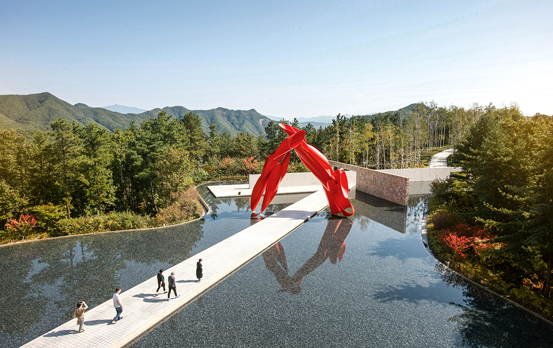 Museum SAN水之花園,天氣晴朗時,水面倒映著周圍的美景,Alexander Liberman的紅色雕塑巍然屹立,成為博物館的亮點