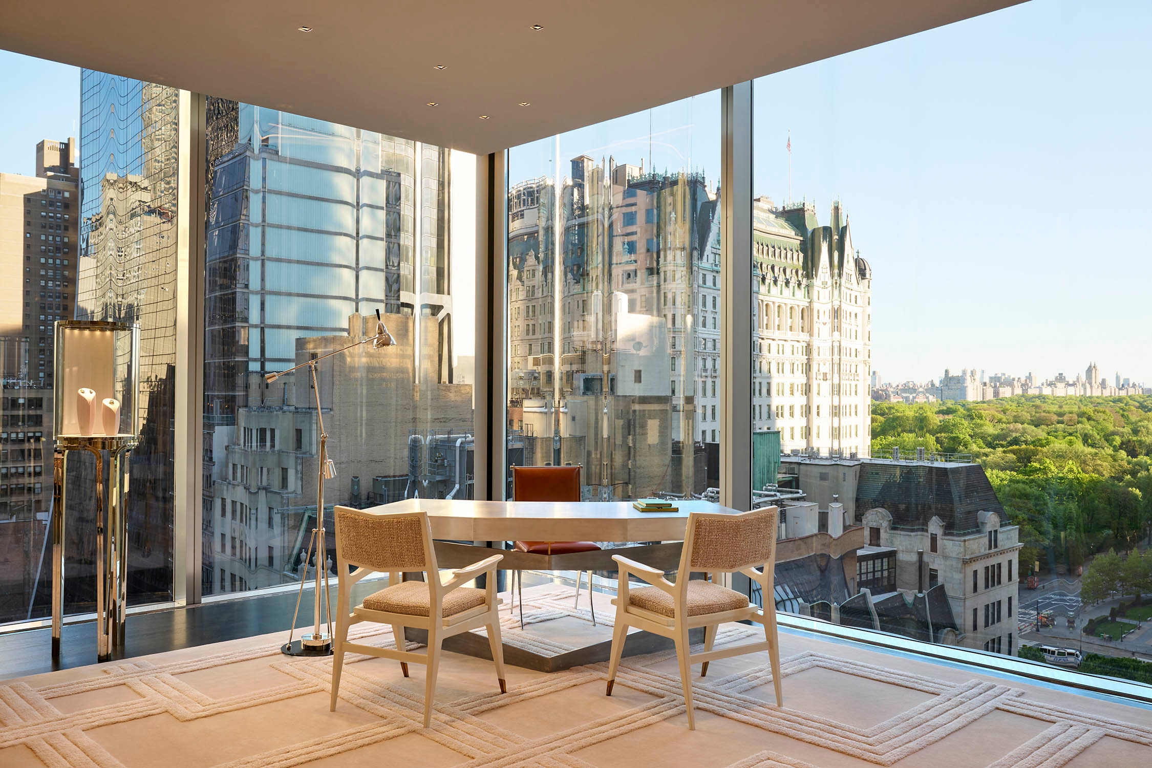 由Raymond Cohen於1970年設計的稀有鋼製書桌，俯瞰著紐約中央公園的景色