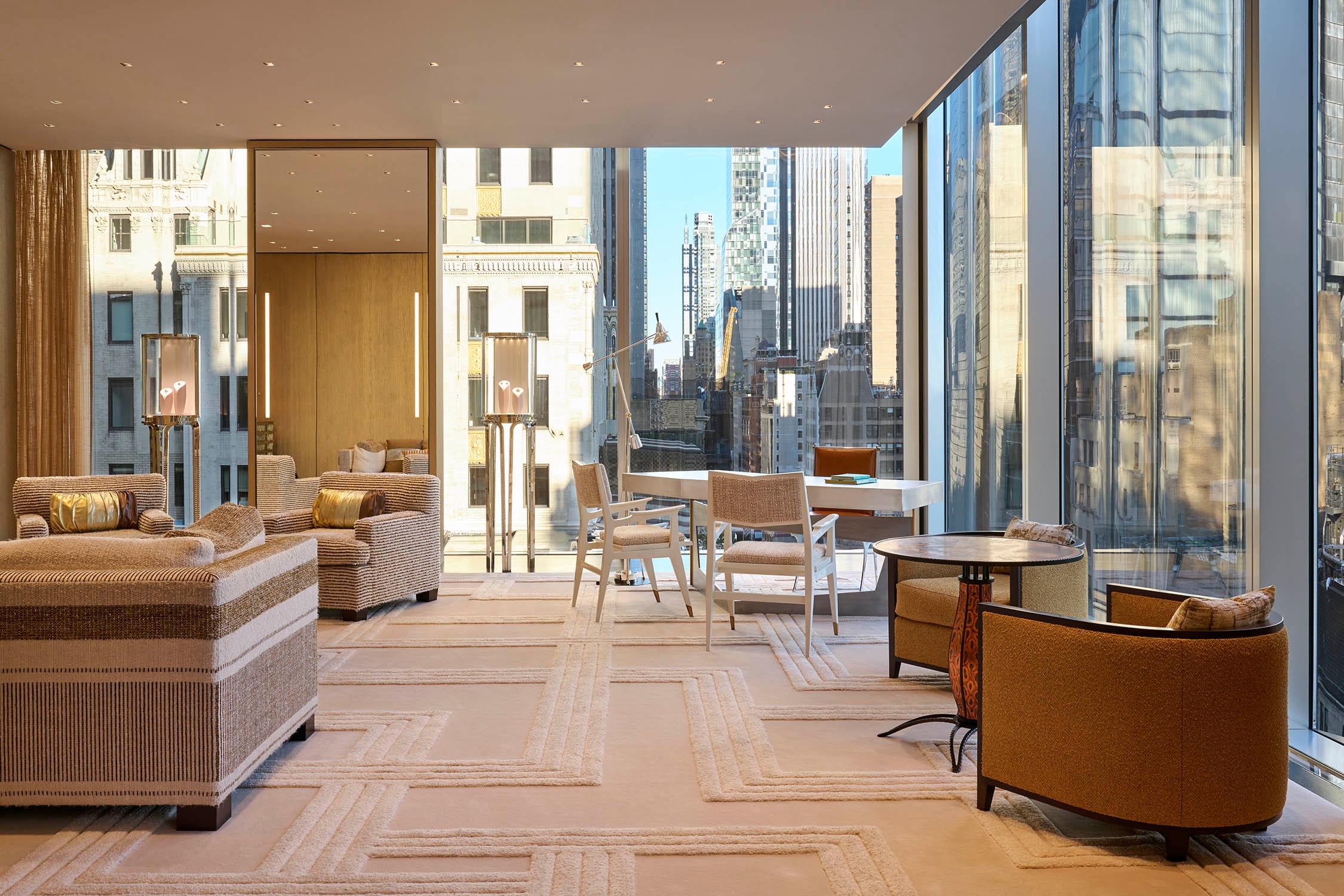 金屬家具，如Raymond Cohen的書桌和André Dubreuil的桌子，與窗外的紐約曼哈頓繁華城市景觀交融對話