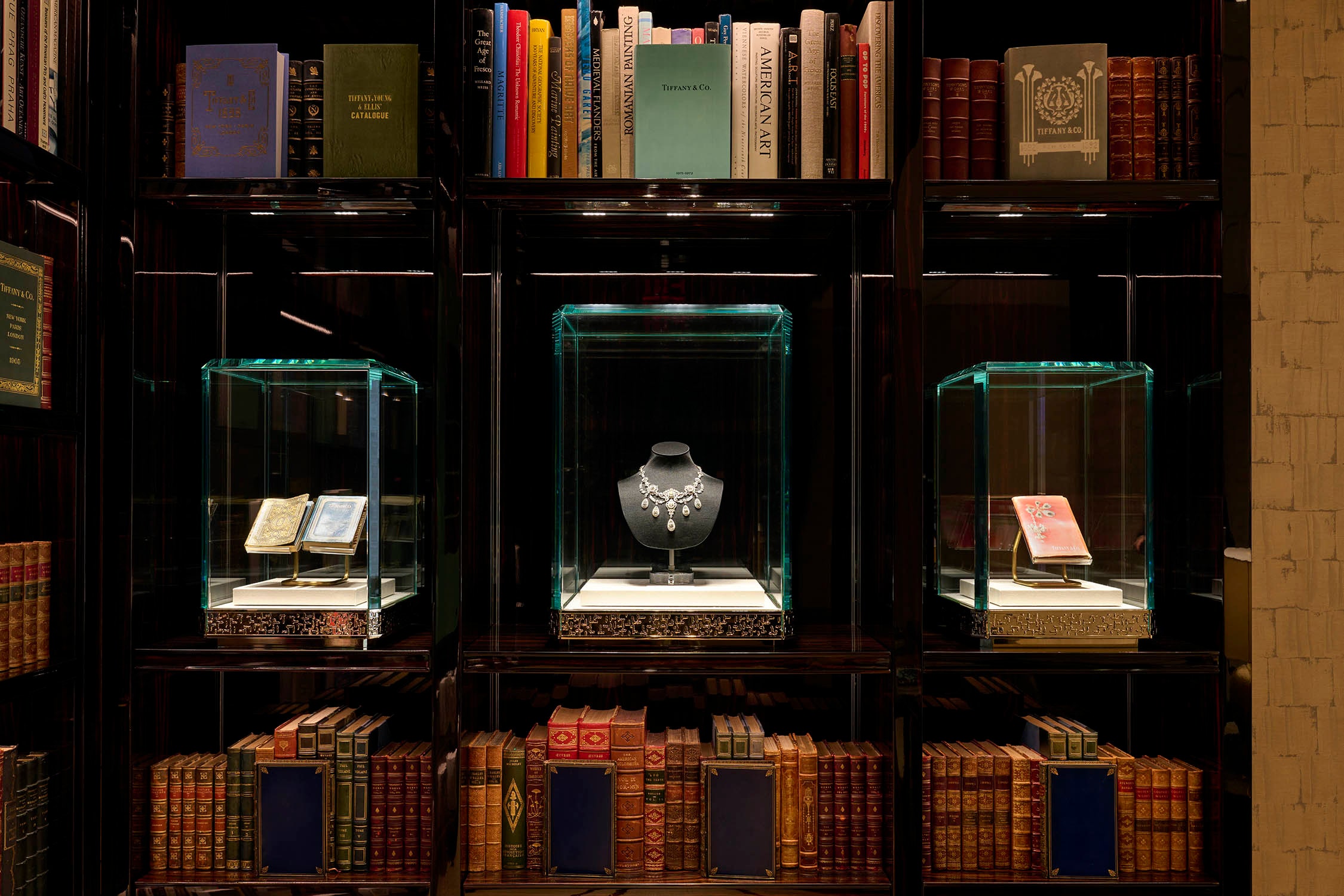 圖書室的玻璃櫥窗中展示有Tiffany藍色書（Tiffany Blue Books）的傳統重製版本，以及一條約1900年屬於Ellen Garretson Wade的項鍊