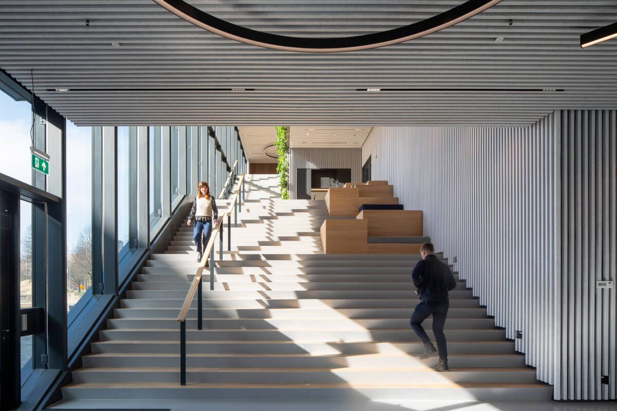 MVRDV設計的一個關鍵要素是位於建築南角主入口旁的大型「社交樓梯」（social staircase）作為路徑的延伸