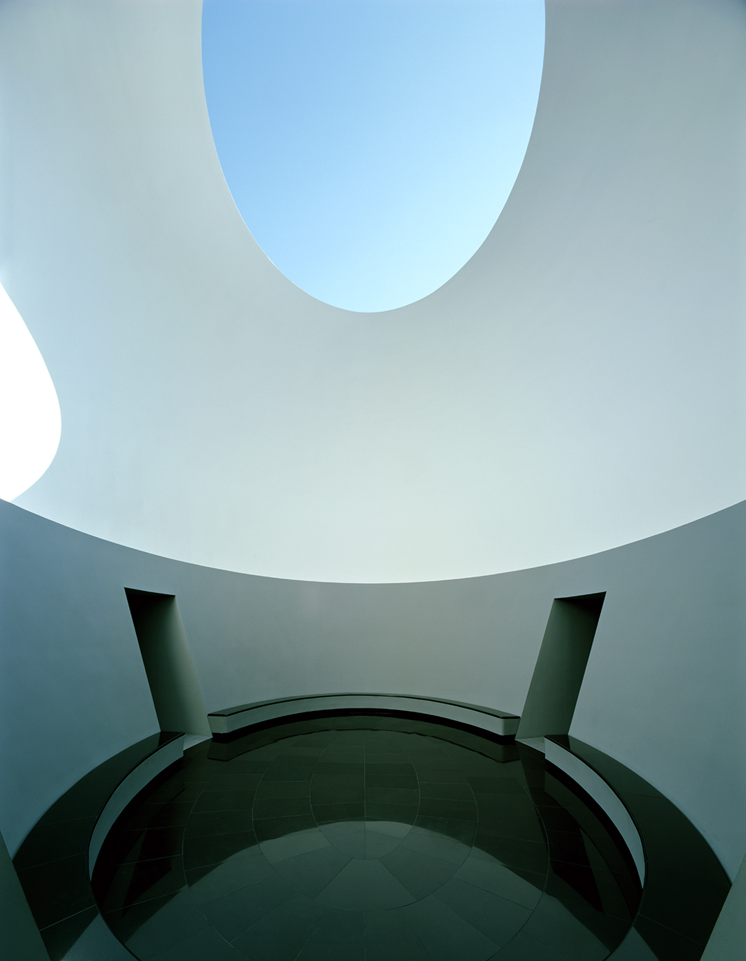 James Turrell ⓒ Skyspace-TWILIGHT RESPLENDENCE, 2012. Photo by Florian Holzherr