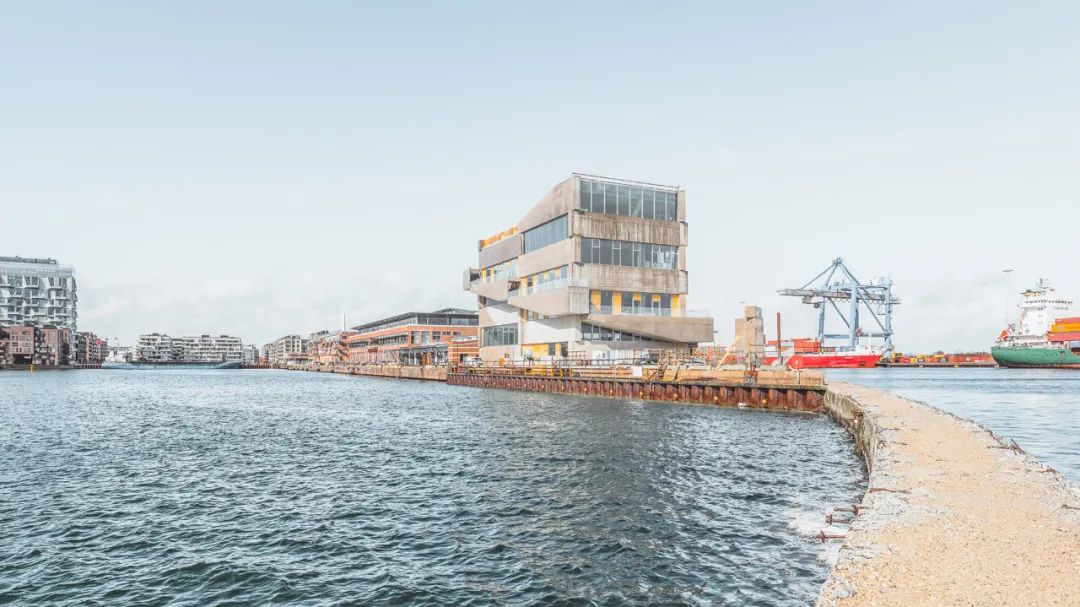 BIG哥本哈根全新總部辦公室建築有七層，由一系列超大型結構性橫樑堆疊而成，並形成棋盤圖案