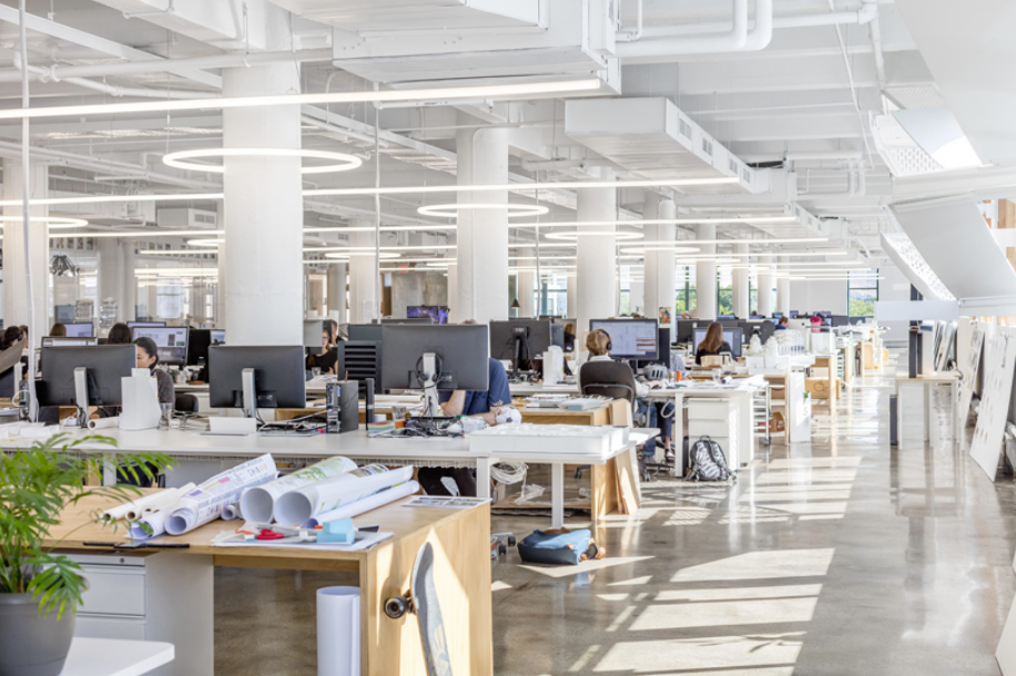 BIG的紐約辦公室面積約5100平方公尺，辦公空間環繞著一個「內部庭院」，可容納200多名員工