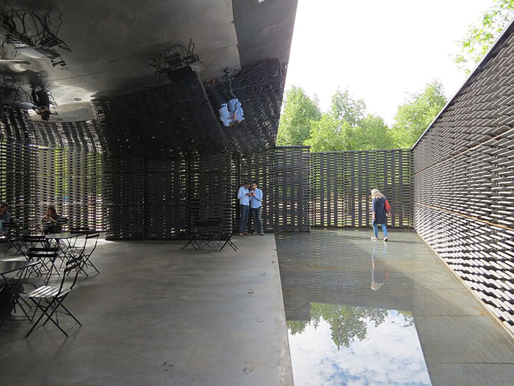 Inspired by the Mexican “celosia” breeze-block wall, Escobedo’s design for the 2018 Serpentine Pavilion reveals and conceals its surroundings in parts | 2023 Les Prix Charlotte Perriand Awards 2018年,Frida Escobedo為倫敦蛇型藝廊Serpentine Pavilion設計的作品中得到了呈現。該設計受到墨西哥「celosia」風牆的啟發,呈現出一種不斷變化的形態