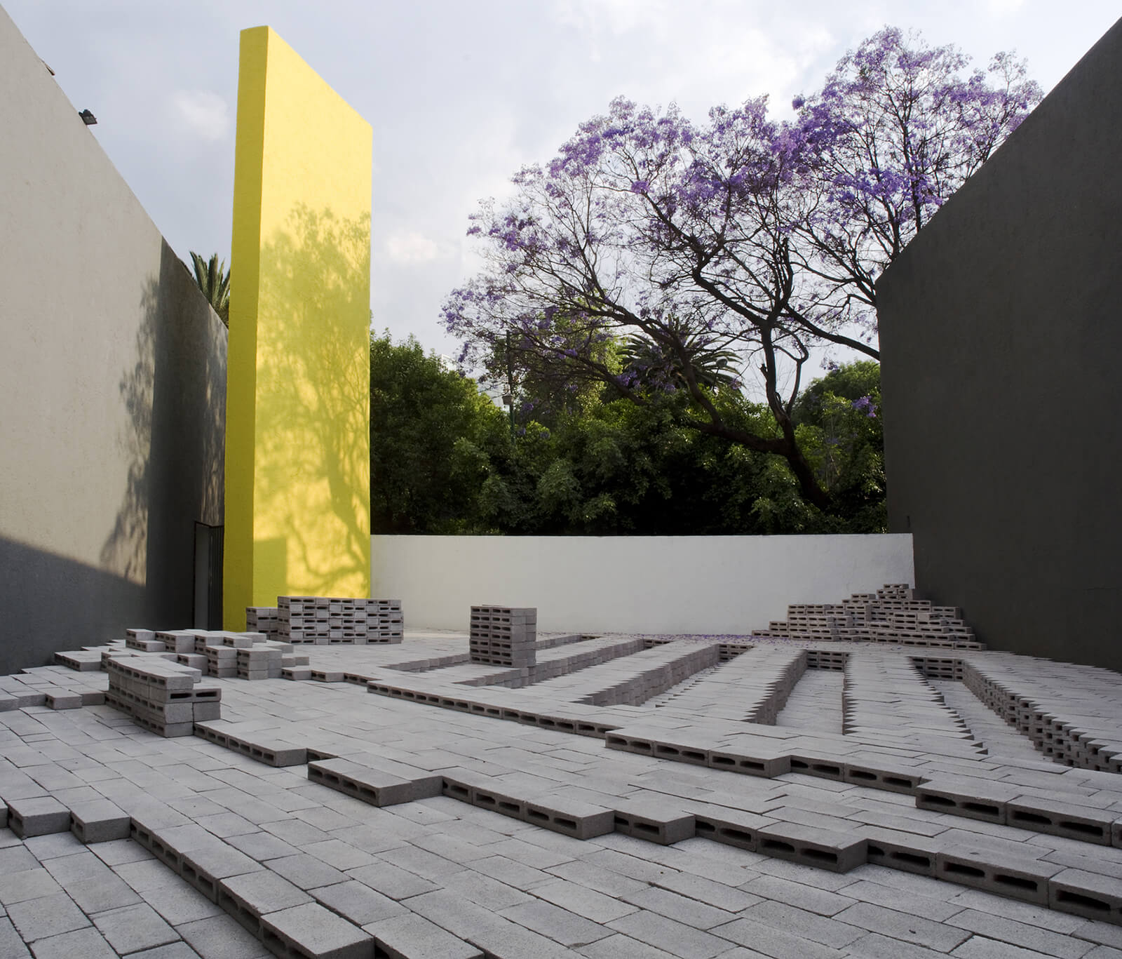 Pavilion at the Museo Experimental el Eco in Mexico City | 2023 Les Prix Charlotte Perriand Awards 墨西哥城生態博物館實驗館的展館,Frida Escobedo的設計與博物館對現代主義歷史的探索以及對各種藝術間交流的興趣相契合