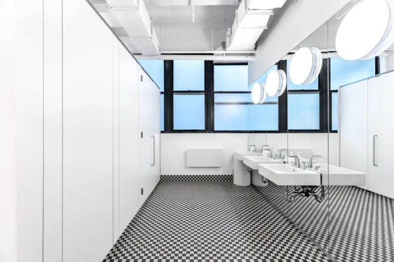BIG辦公室洗手間風格現代簡潔，特色分明