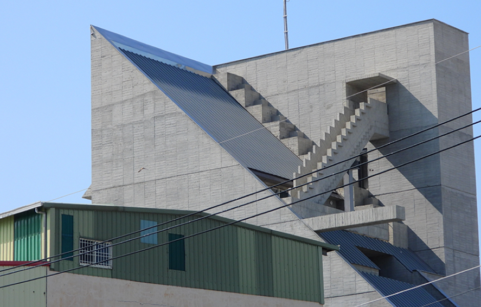 M-House：劉克峰涵納了正方形與45度關係組合、正方形與三角形組合、延伸的椎體、切凹的幾何虛體、45度屋簷的凹凸組合等