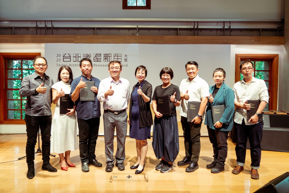 台北市都發局局長與本年度老屋新生委員會委員合影，委員們包括莊熙平、詹育齊、張麗寶、吳宜晏、陳啓仁、何黛雯、黃書緯、洪宜玲