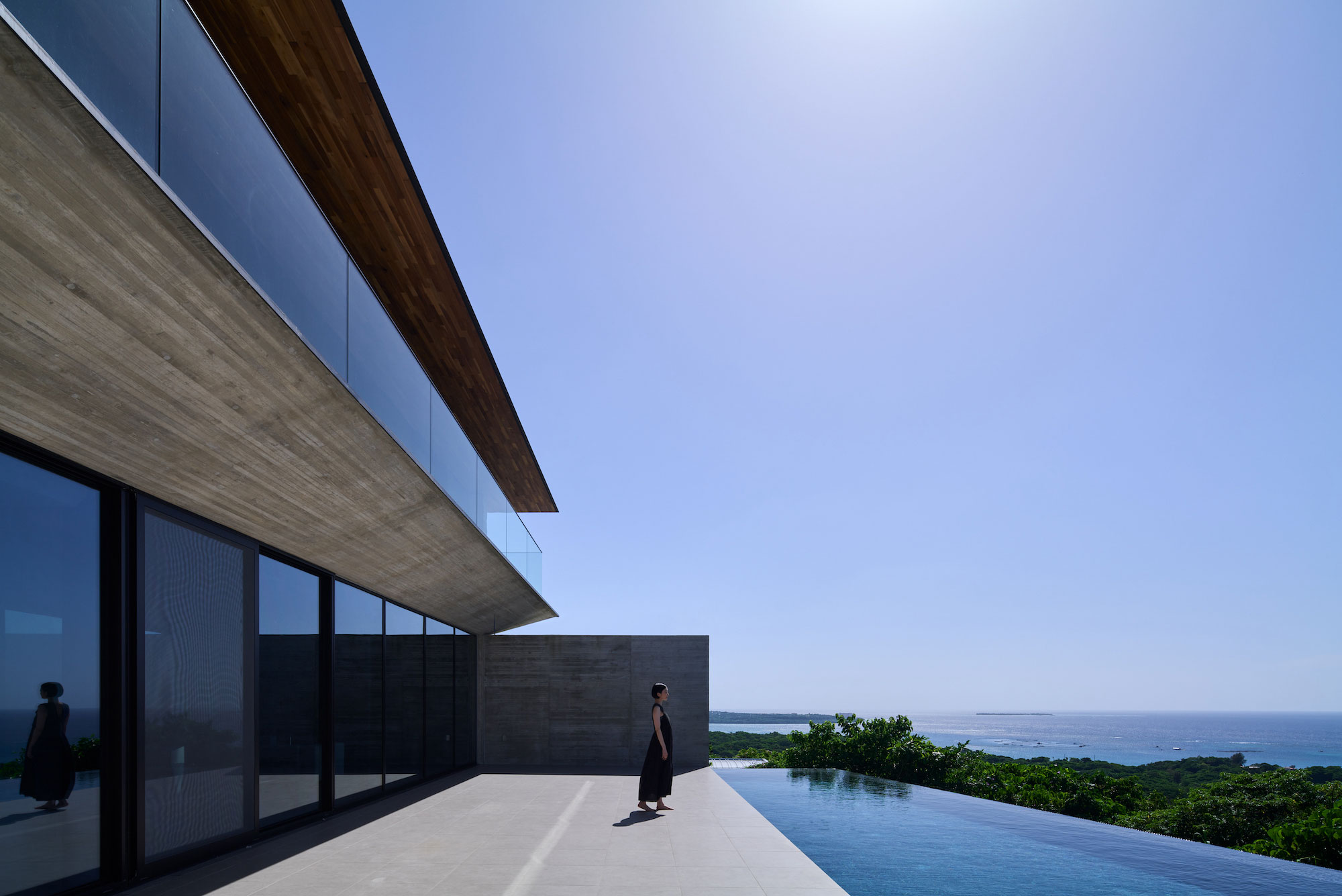 沖繩山海間的私人天地，北海道屋主的度假選擇：INFINITY Villa無限別墅／APOLLO一級建築士事務所