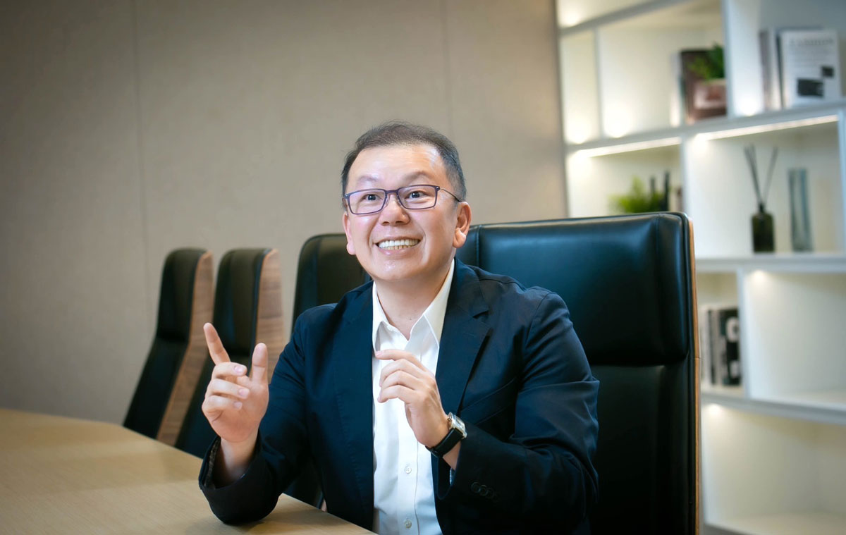 鼎越開發執行副總張嘉文說,京華廣場頂級商辦園區執行建築全生命週期應用,減少施工期碳排量,未來也將目標計劃取得「建築能效評估系統」第1+級,成為最不耗能的台灣ESG建築先鋒
