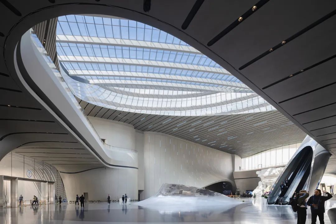 成都科幻博物館博物館的設計符合中國綠色建築發展規劃的最高三星級標準,藉由精確的數位建模分析