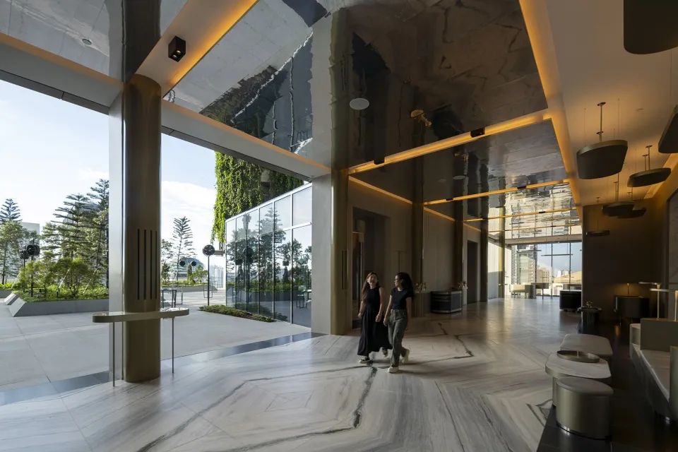 新加坡烏節泛太平洋酒店Pan Pacific Orchard／WOHA 機能前廳被設計為自然通風的帶頂走廊，與雲露台無縫連接