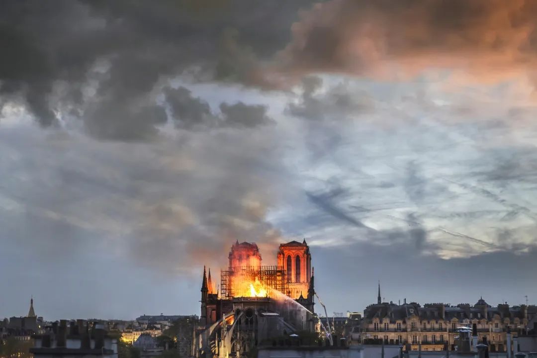 2019年4月15日，一場震驚全球的火災在法國巴黎聖母大教堂肆虐，給這座已有數百年歷史的古老建築帶來了無法估量的損失。作為巴黎的象徵，這座形同文化資產的教堂也是法國哥德式建築的最佳代表