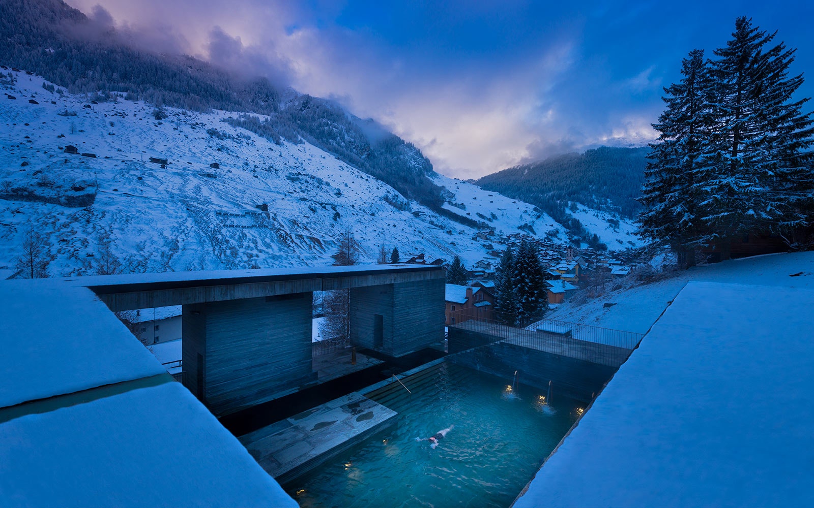 世界級建築師雲集 瑞士7132 Hotel夢幻設計 瑞士Therme Vals浴場,它已然是許多人心中「一生一定要去的最美溫泉」的稱號。這片溫泉聖地,是由建築詩人Peter Zumthor親自設計