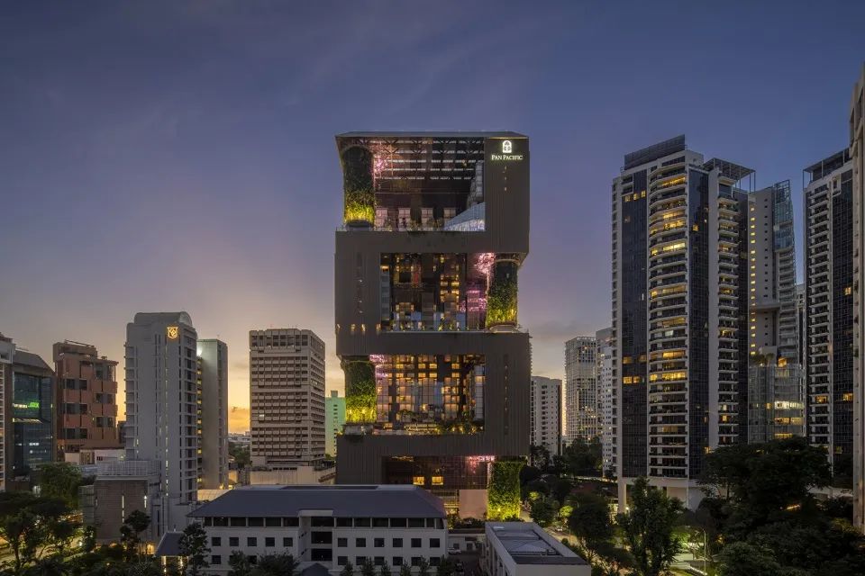 夜幕降臨時，建築的量體感逐漸消減，凸顯出露台空間及其內部的活動 新加坡烏節泛太平洋酒店Pan Pacific Orchard／WOHA