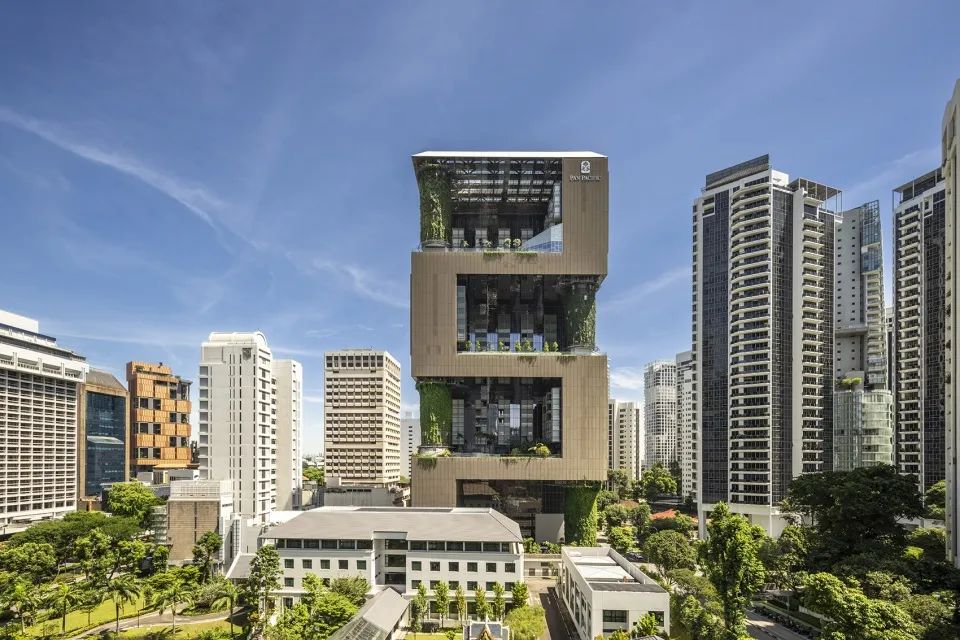 建築在一座垂直街區內劃分出4個不同的區域，在天際線上打造出一座雕塑般的綠色燈塔