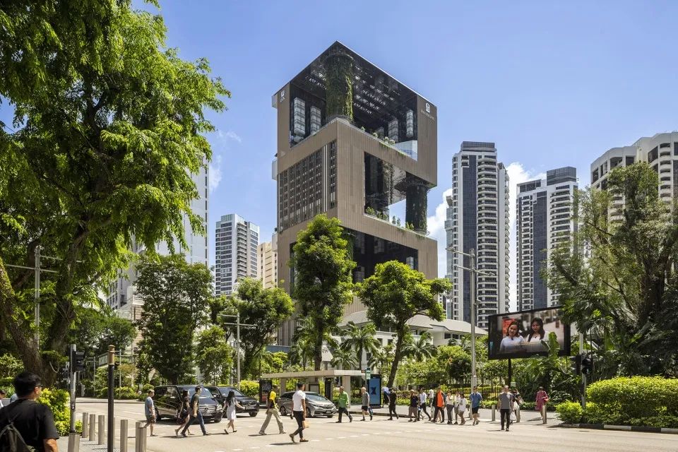 一系列景觀空中露台和綠柱,從垂直方向延伸了烏節路綠化帶的範圍