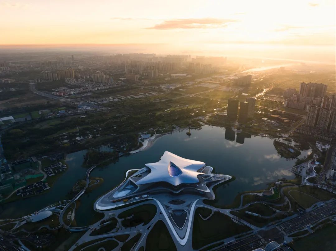 Zaha Hadid Architects在回應獨特基地條件的同時,成都科幻博物館設計還兼具了清晰的組態和機能性,看上去猶如從湖面上浮起