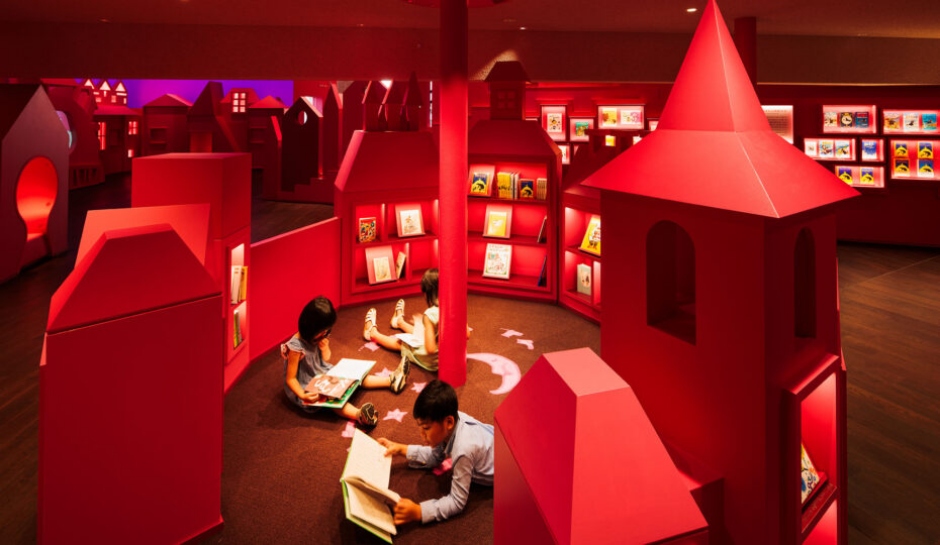 魔法文學館內部空間以角野榮子喜愛的草莓色為主軸，讓小朋友貼近其世界觀