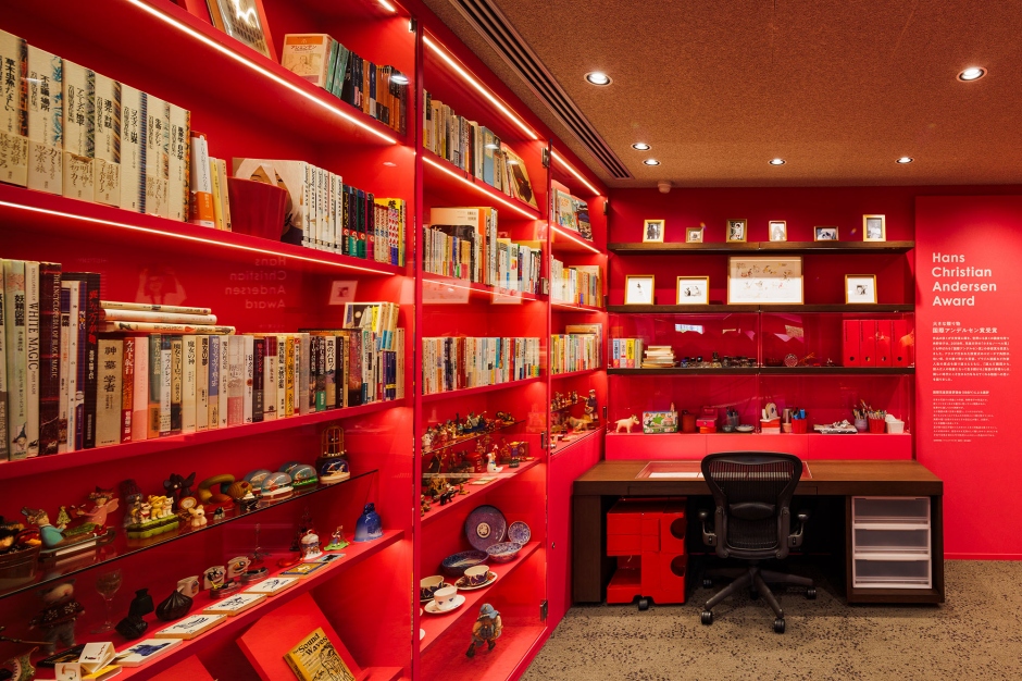 魔法文學館二樓除了重現角野榮子的工作空間外，還特別為兒童打造了一個藏書豐富的圖書室。這裡收錄了角野榮子的所有作品，並有她從世界各地搜羅的童書與繪本