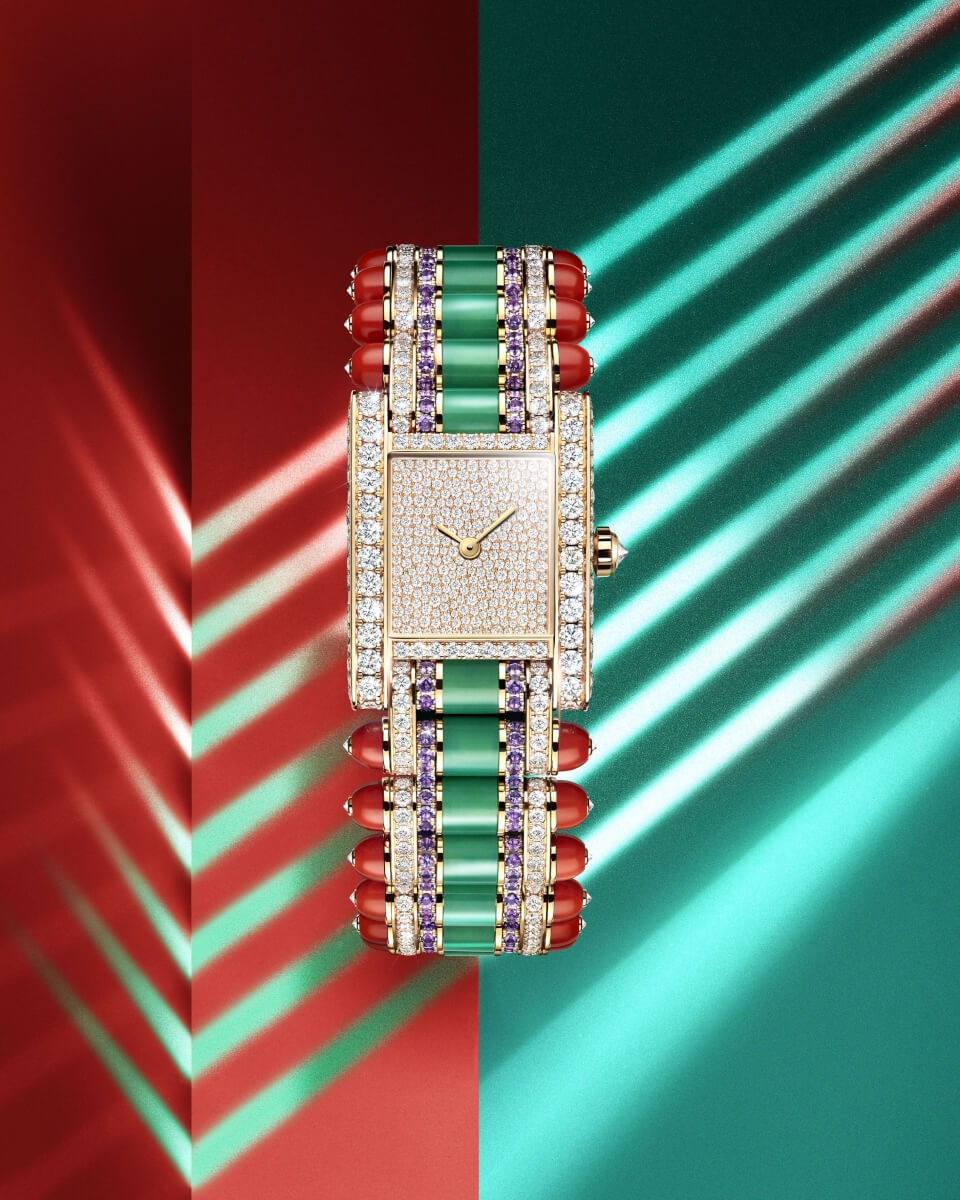 Cartier一向鍾愛的黑、綠、紅等色彩在這款白K金腕錶中得到了完美的呈現